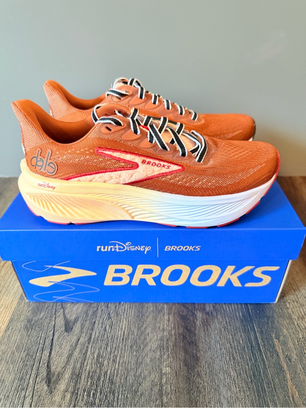 Womens Brooks Ghost 17 runDisney Chip n’ Dale - Size 6